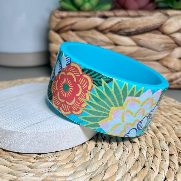 Vintage Tropical Beauty wide acrylic bangle bracelet. - Picture 4 of 9